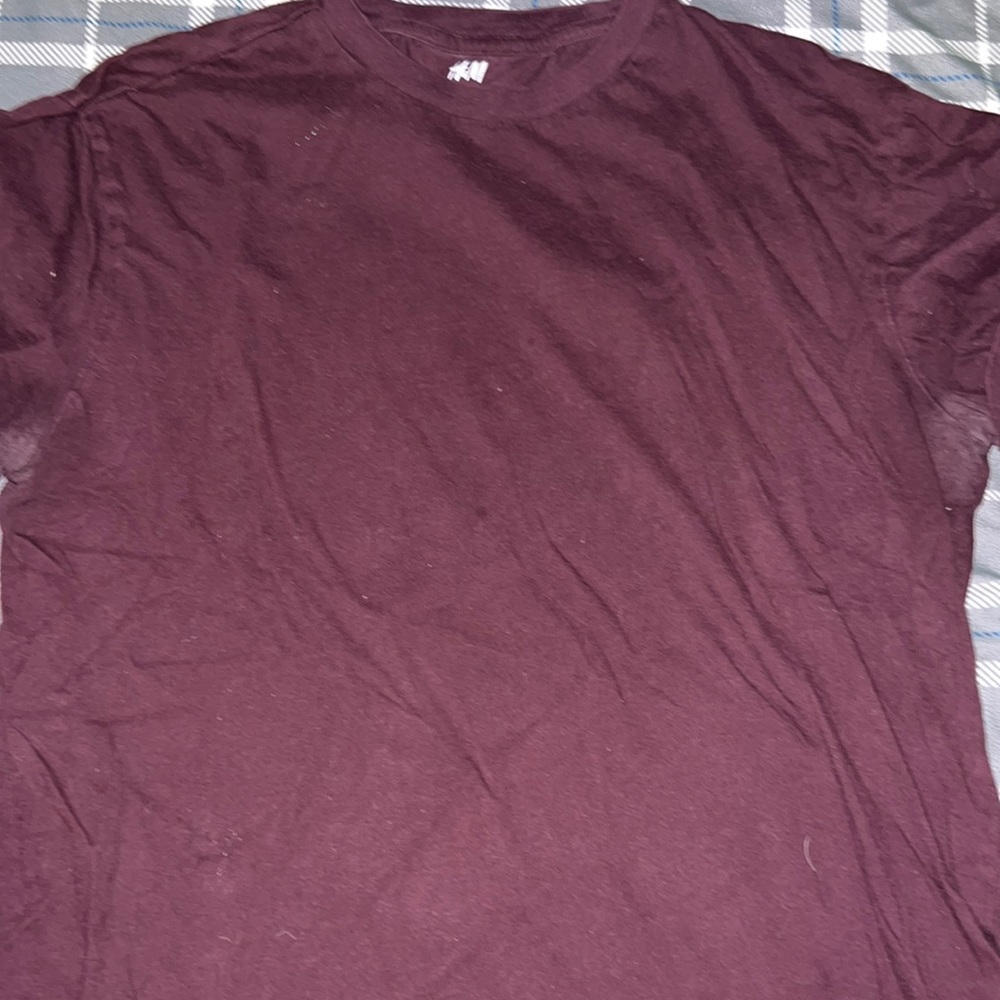 Plain burgundy t shirt